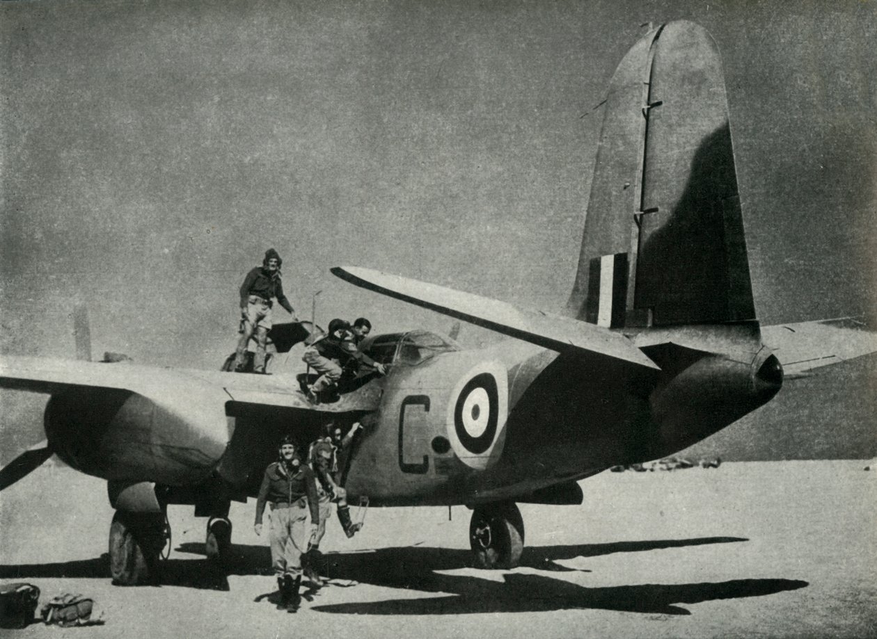 O sol quente flui para baixo em um local de pouso no deserto, c1942-1943, 1945. de Unbekannt