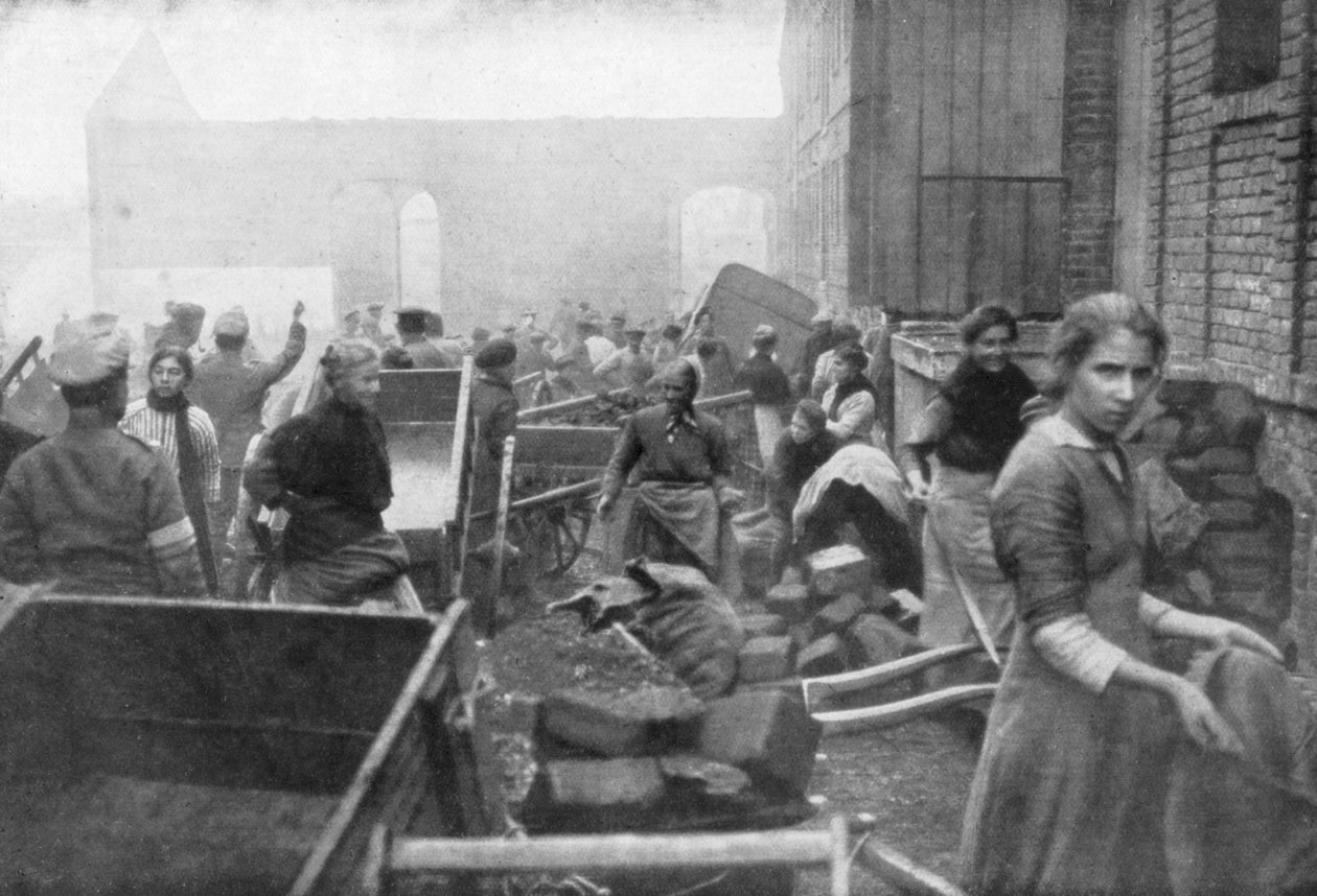 Os habitantes de Caudry vêm buscar comida no Exército Britânico, França, 1918 de Unbekannt