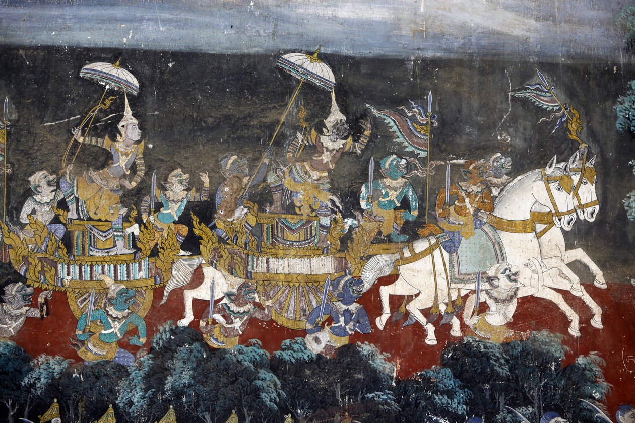 O interior das paredes compostas de pagodes de prata está coberto de murais retratando histórias do Reamker, ou seja, a versão Khmer do clássico épico indiano, o Ramayana. Algumas secções dos murais estão deterioradas e o tempo danificado. Os murais eram p de Unbekannt