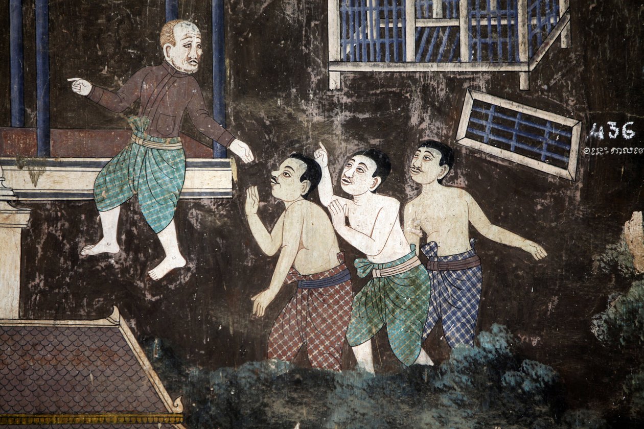 O interior das paredes compostas de pagodes de prata está coberto de murais retratando histórias do Reamker, ou seja, a versão Khmer do clássico épico indiano, o Ramayana. Algumas secções dos murais estão deterioradas e o tempo danificado. Os murais eram p de Unbekannt