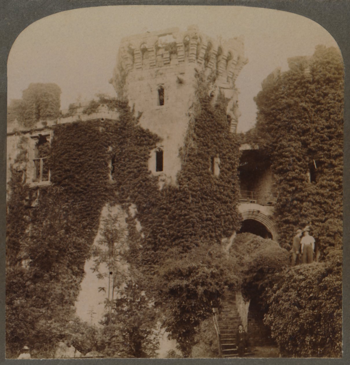 As torres cobertas de hera do Castelo de Raglan, a última fortaleza de Carlos I, Monmouthshire, Inglaterra, c1 de Unbekannt