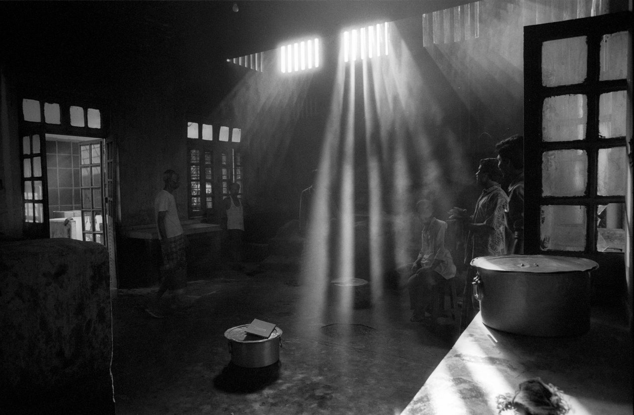A cozinha do Hospital Mental, Pabna, em Bangladesh. 1994. O Hospital Mental de Pabna é o primeiro hospital deste tipo em Bangladesh para uma população de cerca de 130 milhões de habitantes. Foi estabelecido em 1957 pelo então Cirurgião Civil do Distrito de de Unbekannt