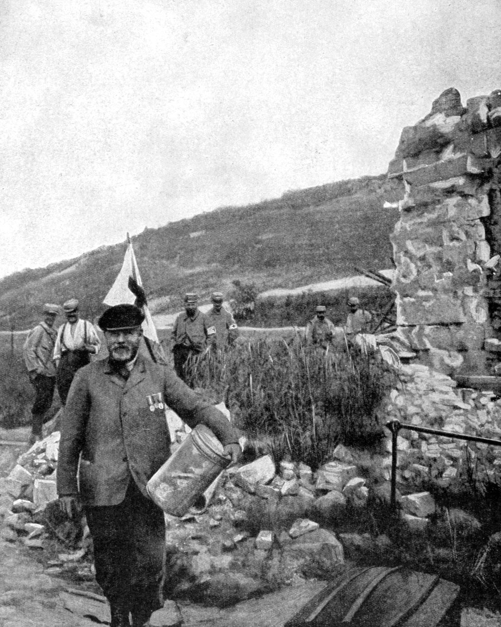 O prefeito de Ablain-Saint-Nazaire nas ruínas da comuna, 1915 de Unbekannt