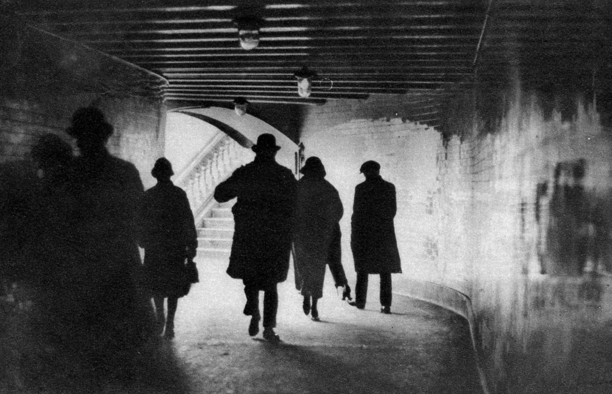 A boca de um metrô do lado do Tamisa, Londres, 1926-1927 de Unbekannt