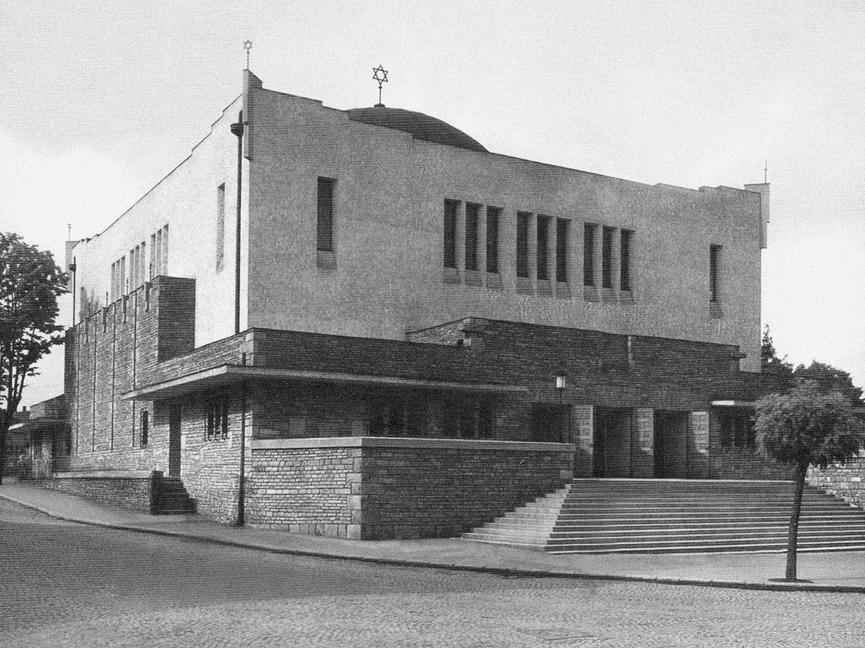 A recém-construída sinagoga de Neolog na Zilina Eslováquia, projetada por Peter Behrens em 1928 de Unbekannt