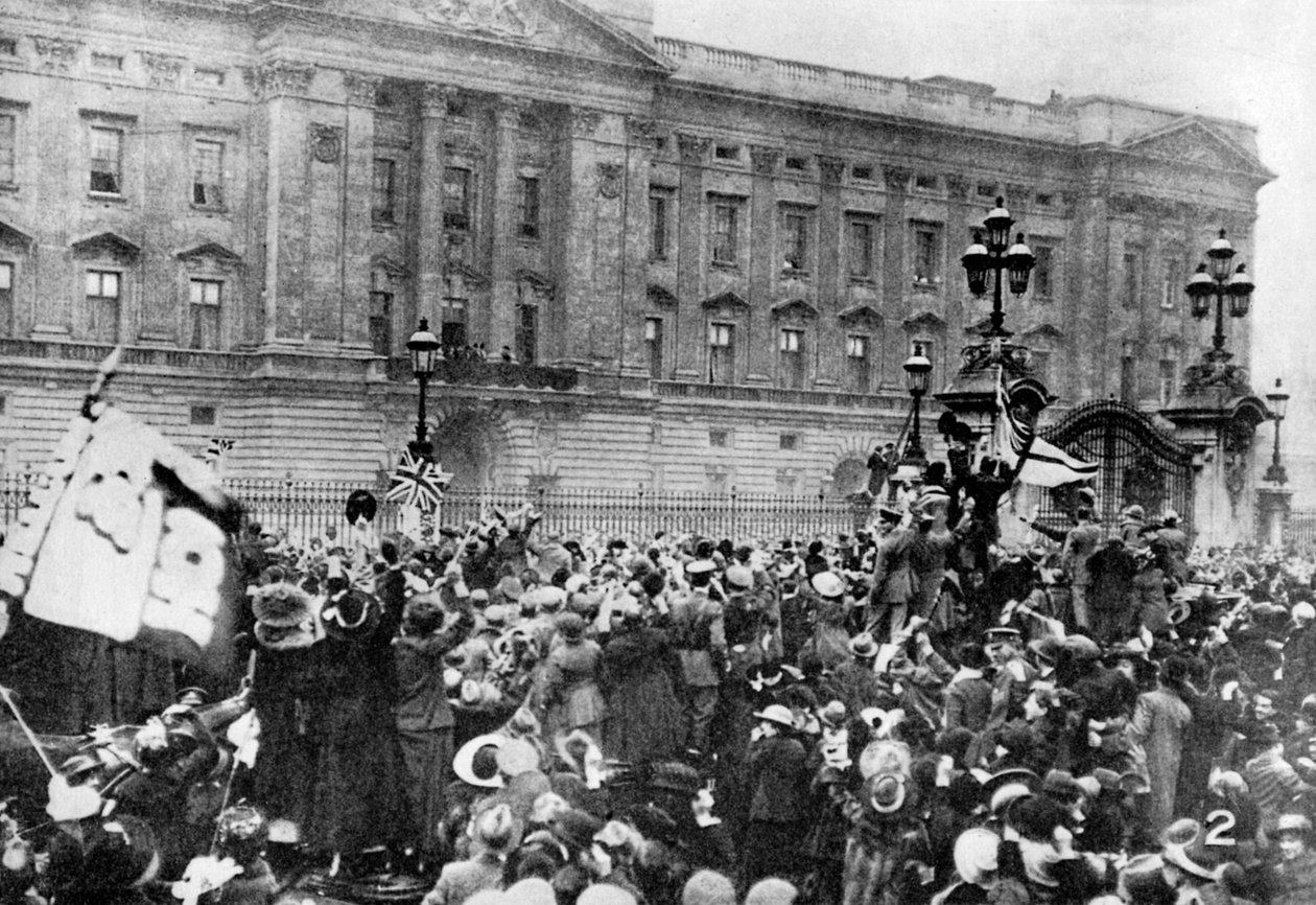 O aviso oficial do armistício sendo lido, Palácio de Buckingham, 1918 1936 de Unbekannt
