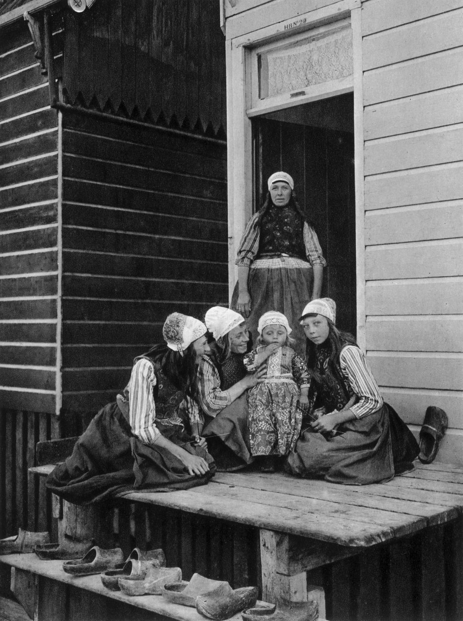 O orgulho da família, Marken, Holanda, c1934 de Unbekannt