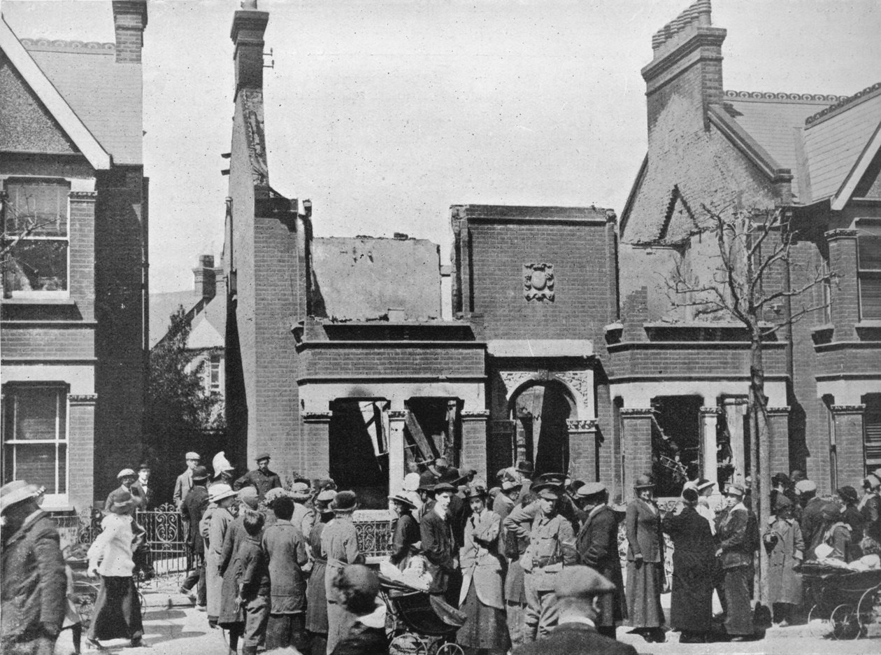 O resultado de um ataque aéreo: uma casa destruída em Southend, 1915 de Unbekannt