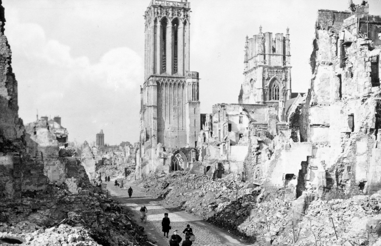 As ruínas e a Catedral de Caen, Normandia, França, c1944 de Unbekannt