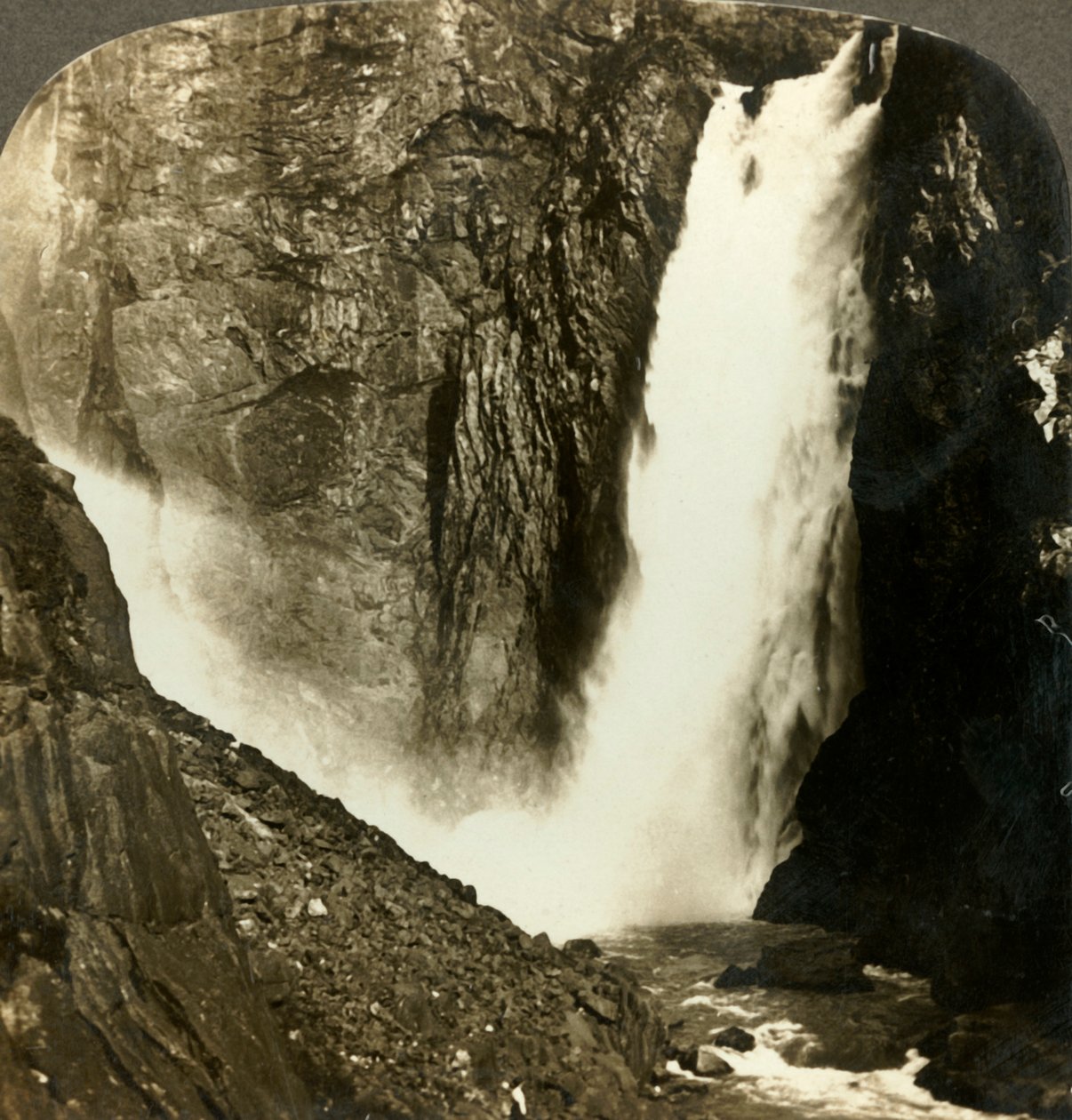As águas ferventes do poderoso Voringfos, uma das maiores cachoeiras da Noruega, c1905. de Unbekannt