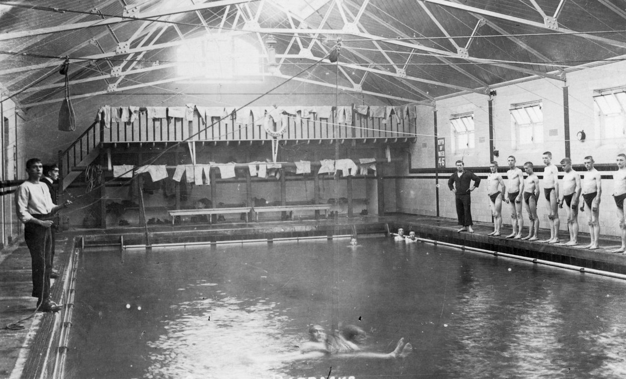 O banho de natação, estabelecimento de treinamento da Marinha Real, Shotley, Suffolk, 1936 de Unbekannt