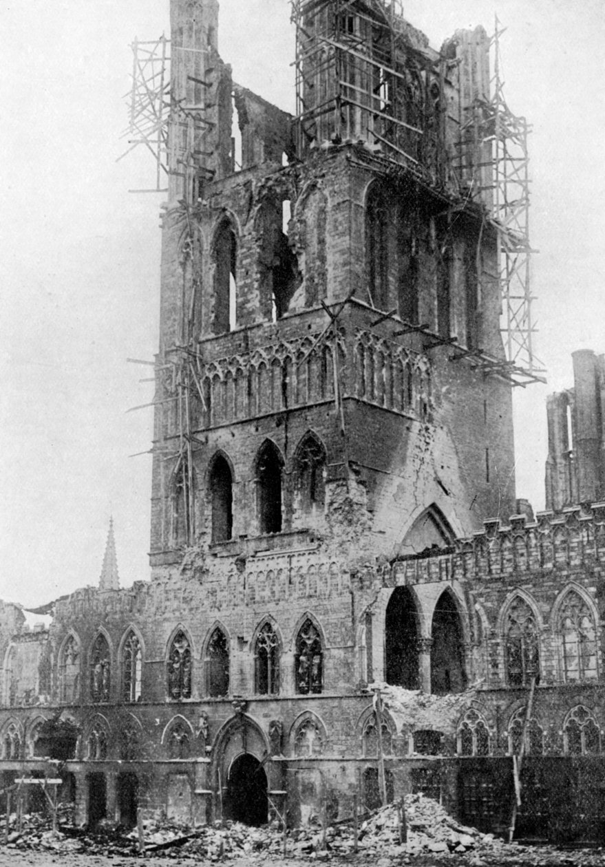 A torre do Market Hall após um bombardeio alemão, Ypres, Bélgica, Primeira Guerra Mundial, 1920 de Unbekannt