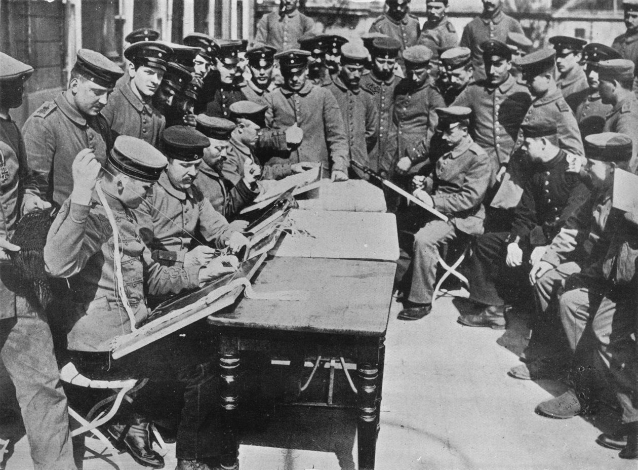 O tratamento de feridos alemães, 1915 de Unbekannt