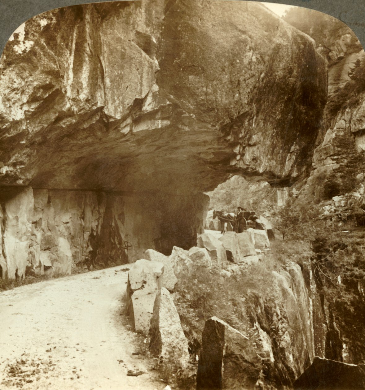 A maravilhosa estrada de Bratlandsdal, atravessou paredes de rocha sólida, na Noruega, c1905. de Unbekannt
