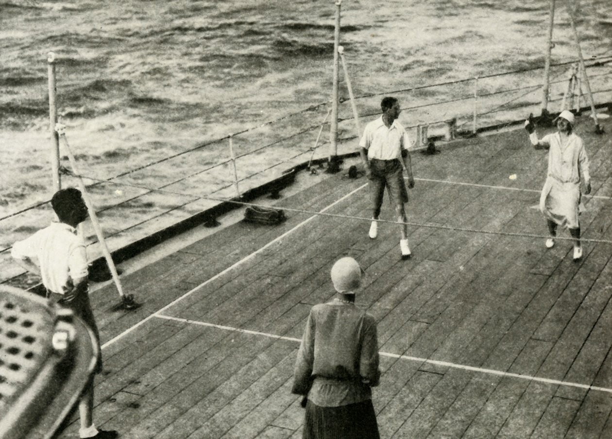 Suas Majestades, em um jogo de quoits no convés do HMS Renown, 1927, 1937. de Unbekannt