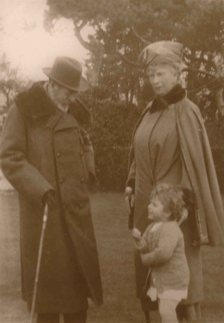 Sua Majestade o Rei e a Rainha com a Princesa Elizabeth na Craigweil House, Bognor, c1930. de Unbekannt