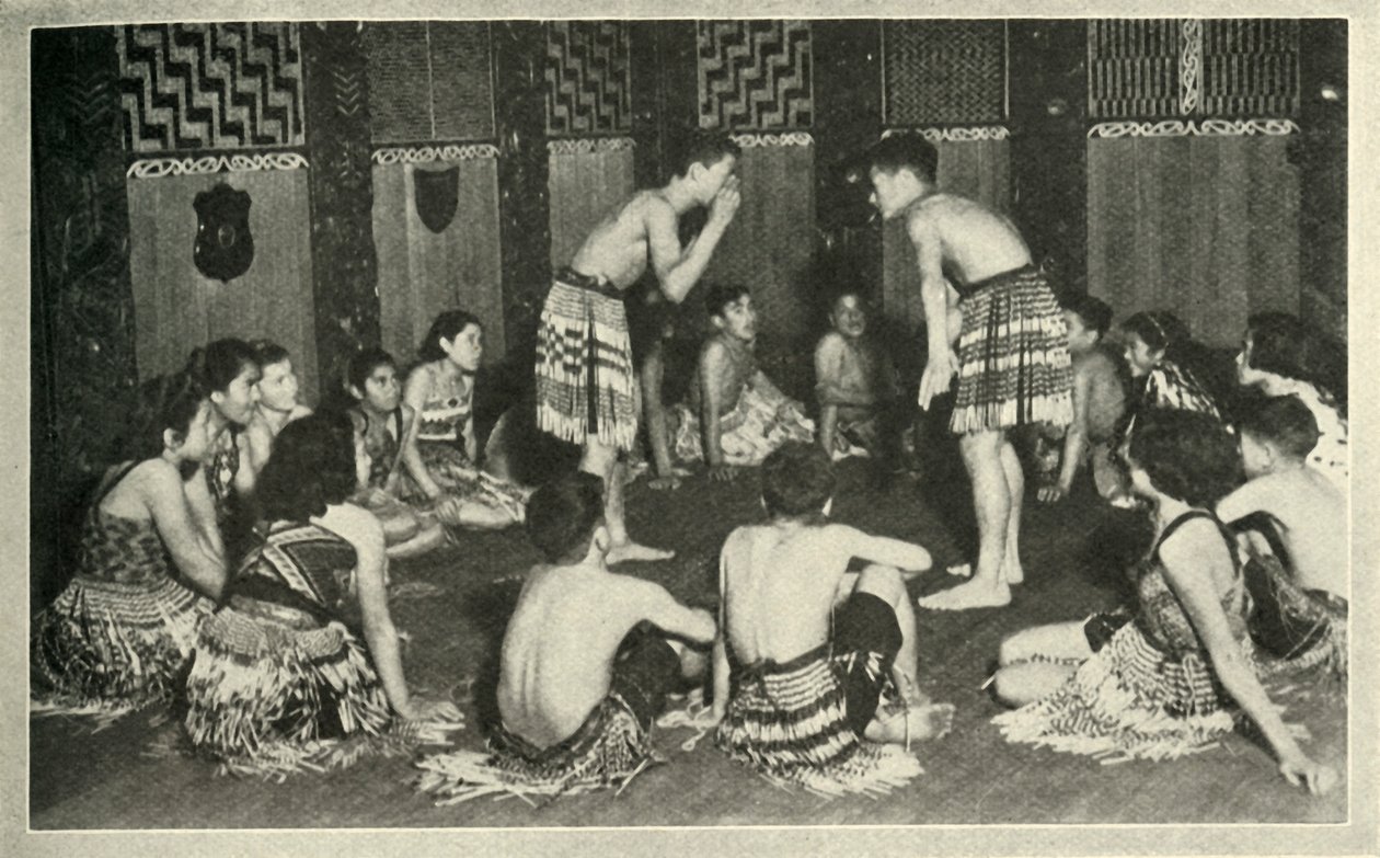 Essas crianças maoris da Native School, Whakarewarewa, estão jogando um jogo de mãos, c1948. de Unbekannt