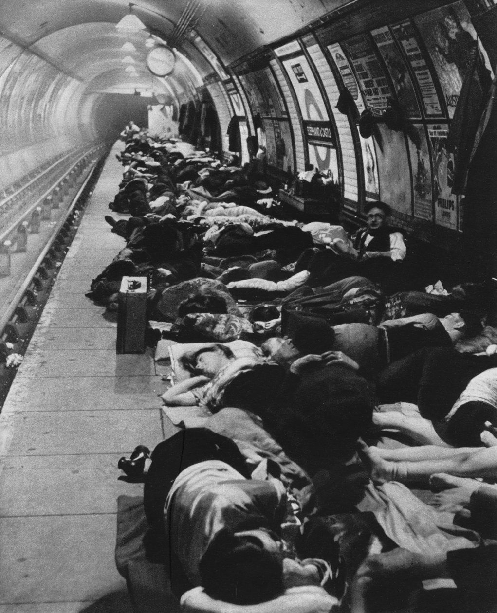 Aqueles que foram para abrigos começaram um novo tipo de vida noturna, 11 de novembro de 1940, 1942 de Unbekannt
