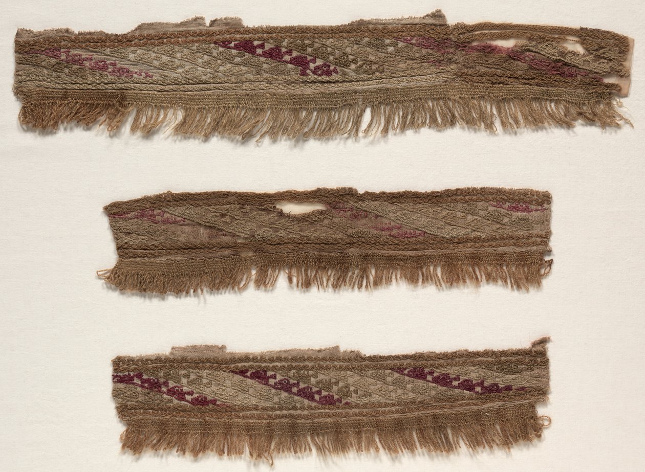 Três fragmentos de borda, c. 1100-1400. de Unbekannt