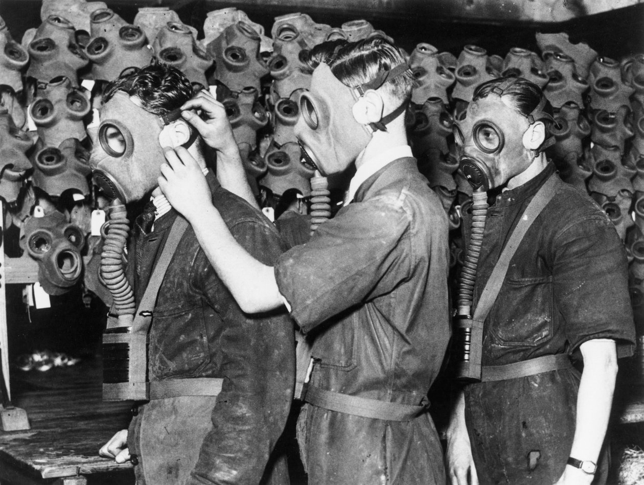 Três homens usando máscaras de gás, c 1930s de Unbekannt