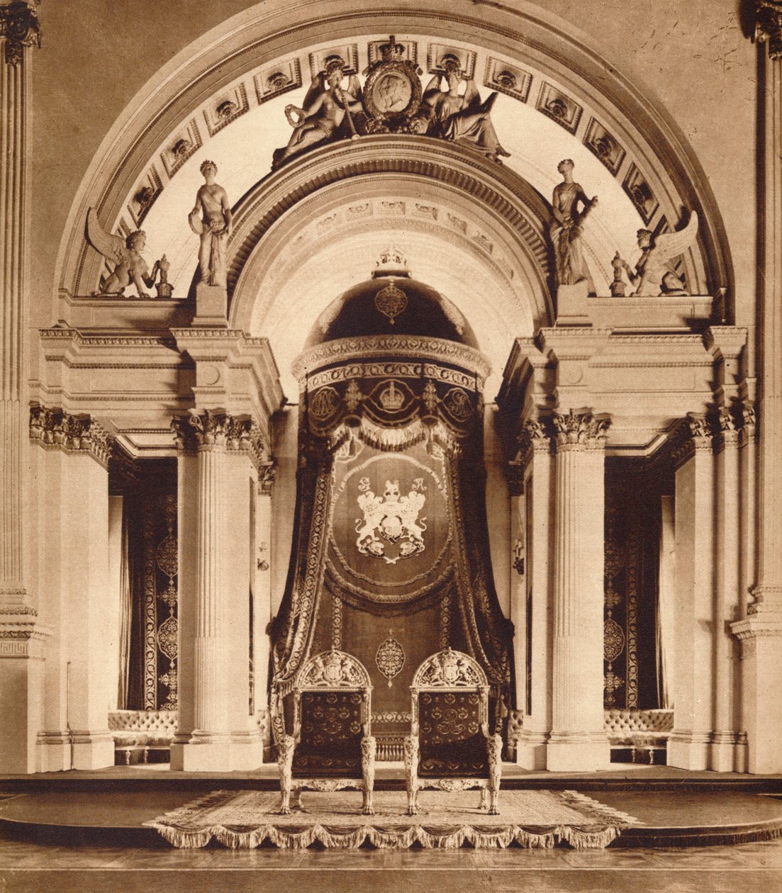 Tronos no salão de baile no Palácio de Buckingham, 1935 de Unbekannt