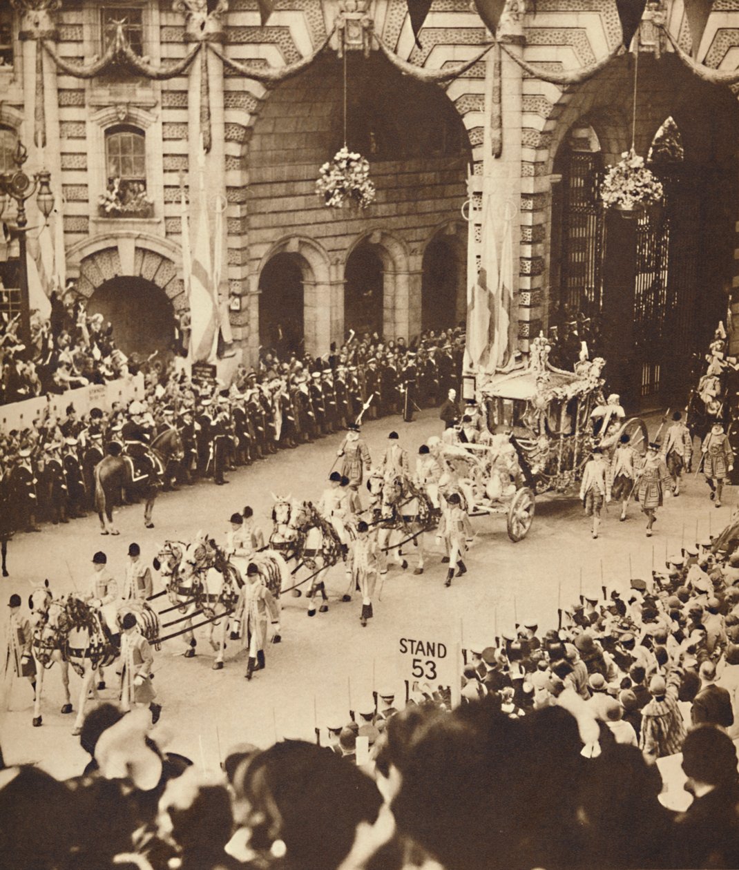 Através do Arco do Almirantado, 12 de maio de 1937 de Unbekannt
