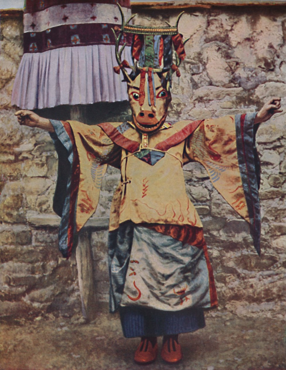 Lama tibetano vestido para a dança do diabo, c1935 de Unbekannt