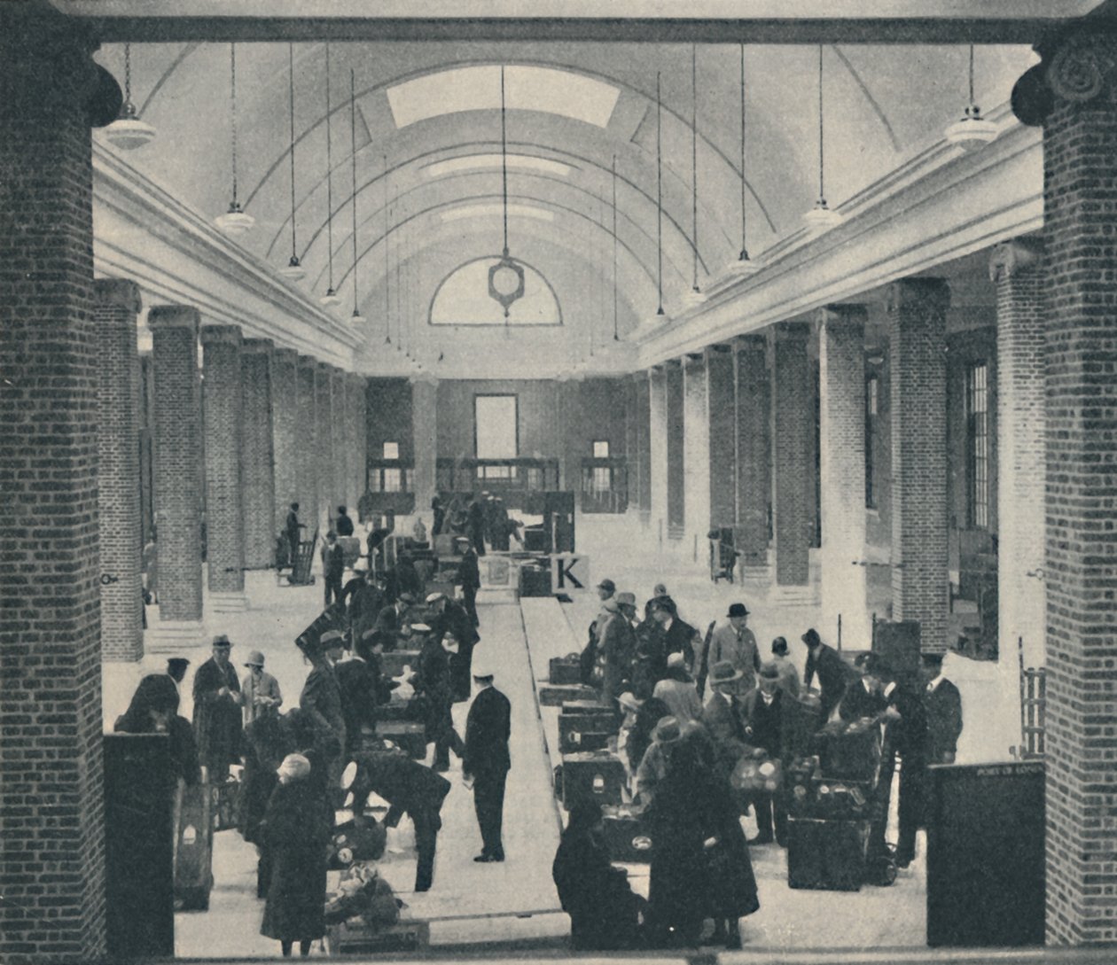 Bagagem de passageiros Tilbury examinada em um espaçoso prédio novo, 1937 de Unbekannt