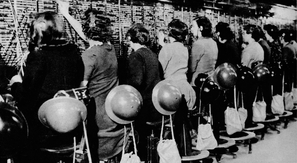 Sentar e continuar como se nada estivesse acontecendo lá fora não era fácil, 1941 1942 de Unbekannt
