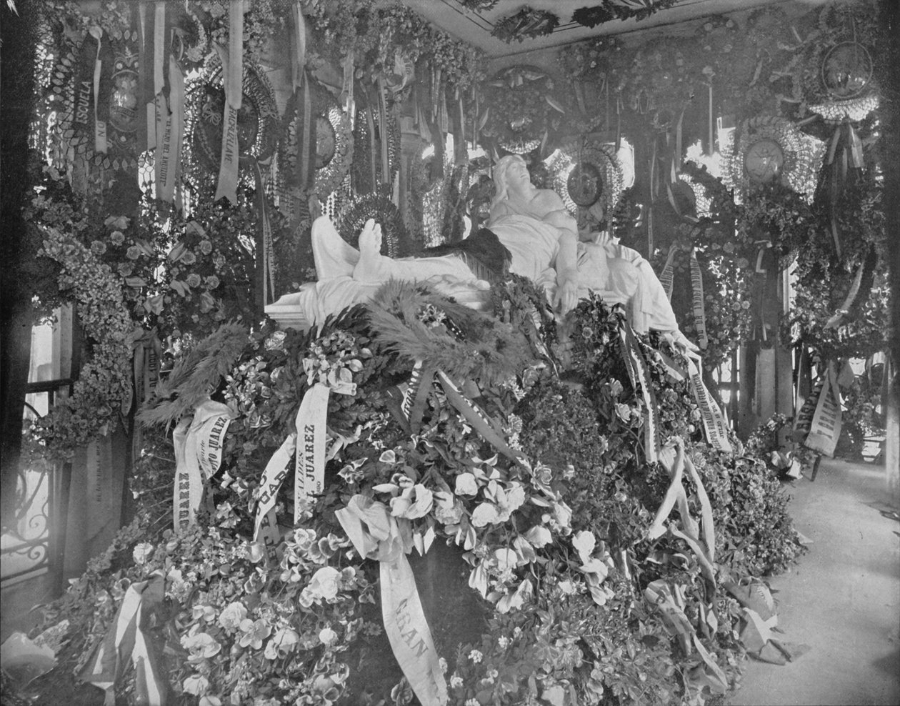 Túmulo de Juarez, San Fernando Cemetery, Cidade do México, c1897. de Unbekannt