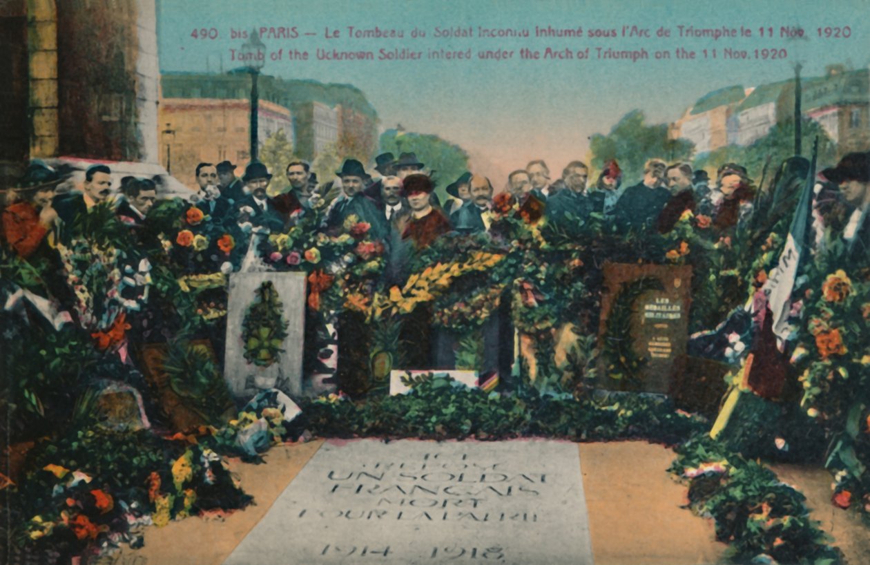 Túmulo do soldado desconhecido enterrado sob o Arco do Triunfo em 11 de novembro de 1920, Paris, c1920 de Unbekannt