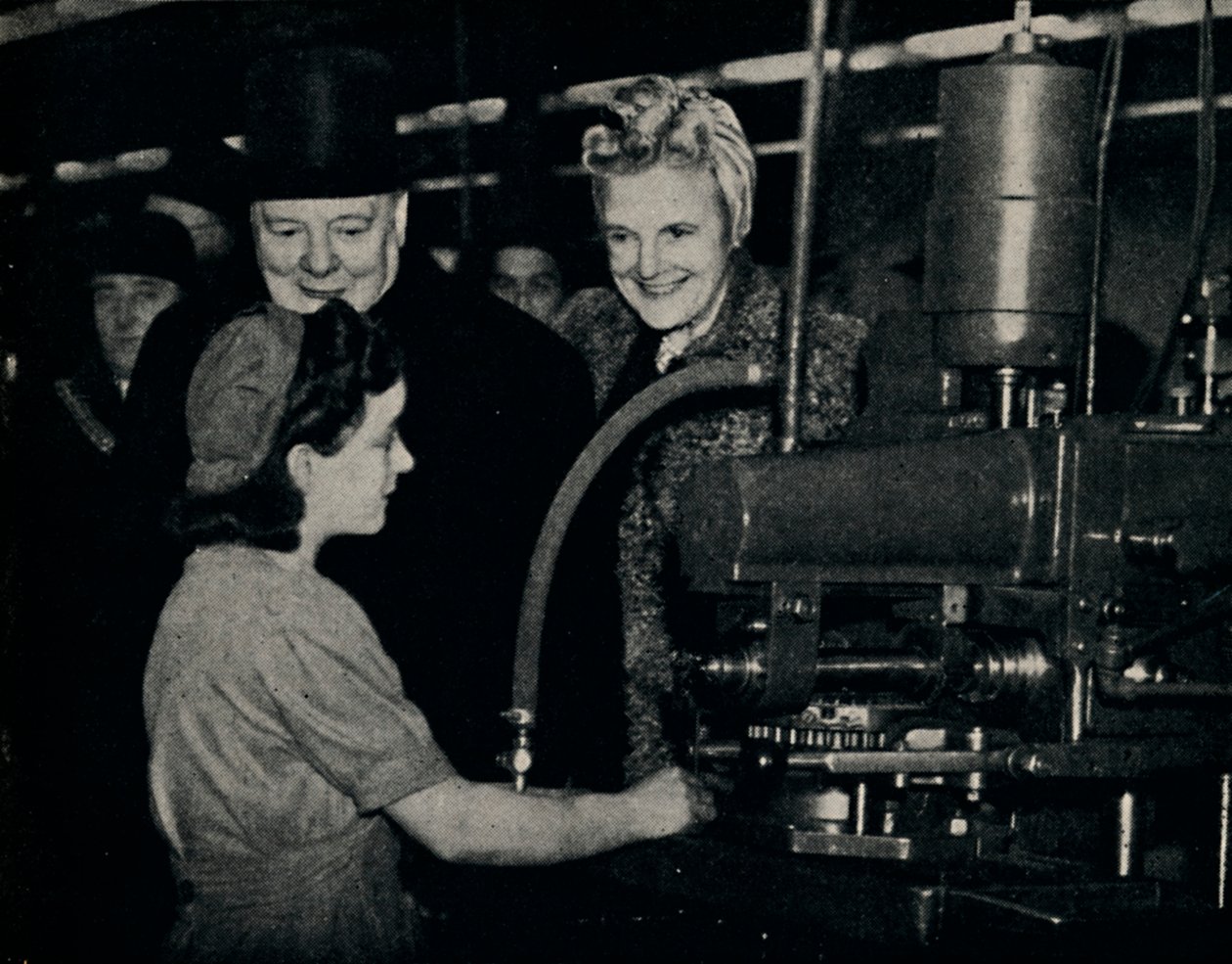 Tour de inspeção em uma fábrica de armas, década de 1940, 1945. de Unbekannt