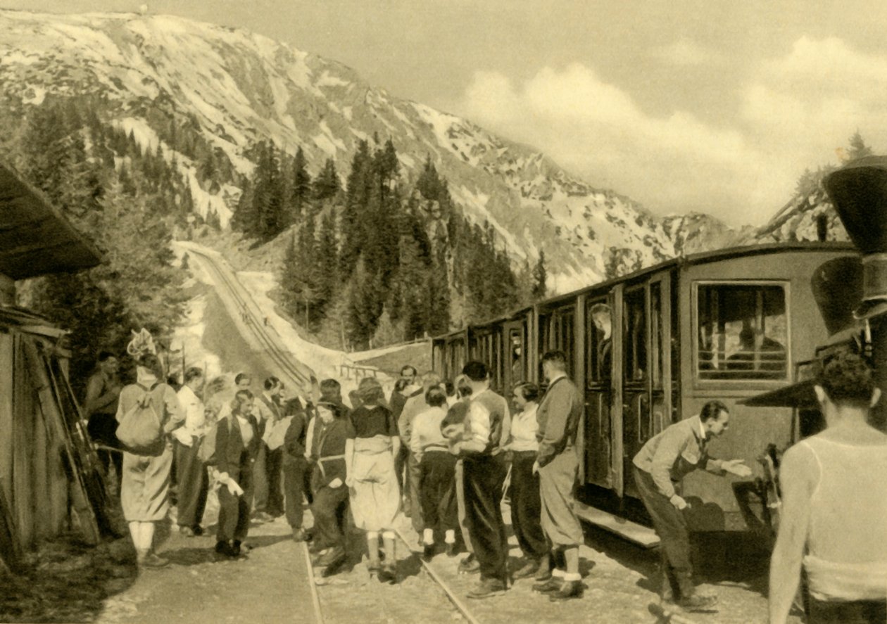 Turistas na estação Baumgartnerhaus na ferrovia Schneeberg, Baixa Áustria, c1935. de Unbekannt