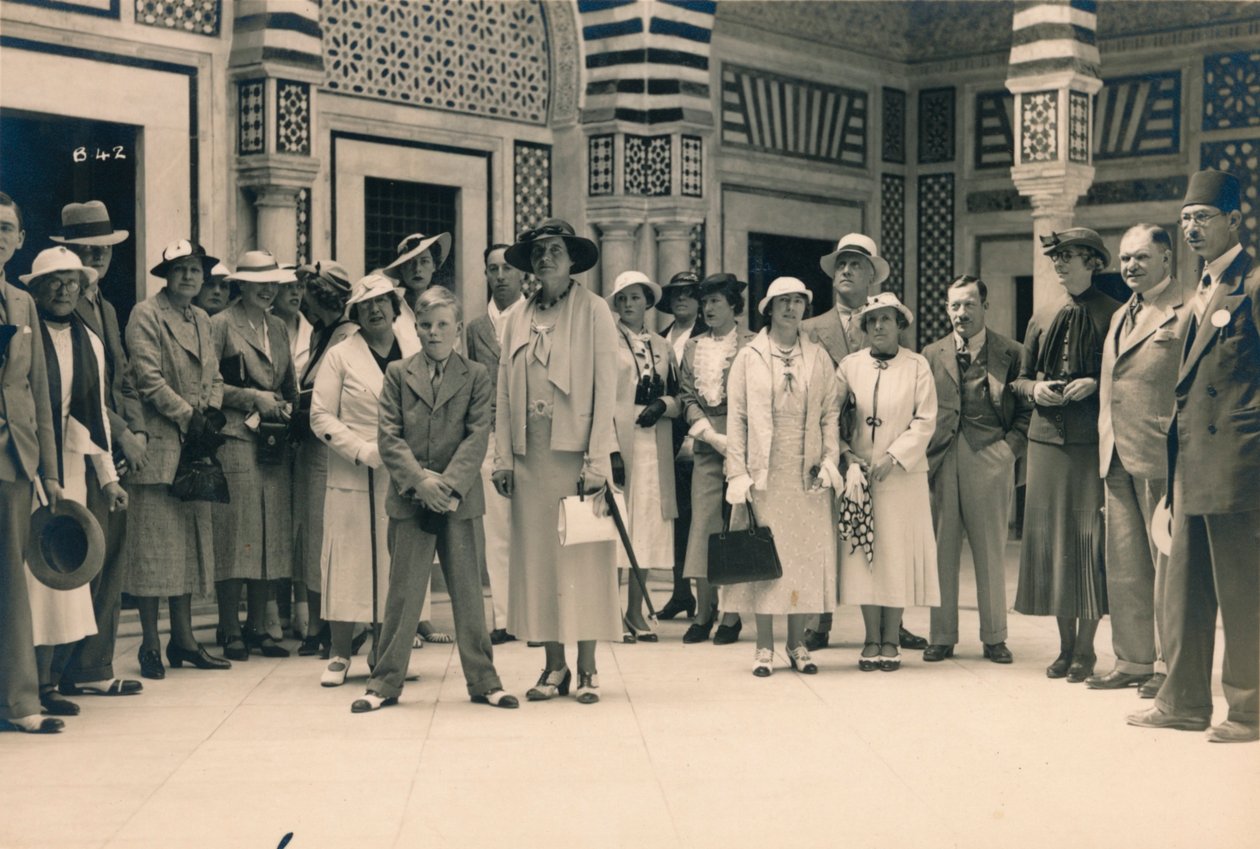 Turistas em uma excursão de um cruzeiro, possivelmente em Sidi Bou Said, Tunísia, 1936 de Unbekannt