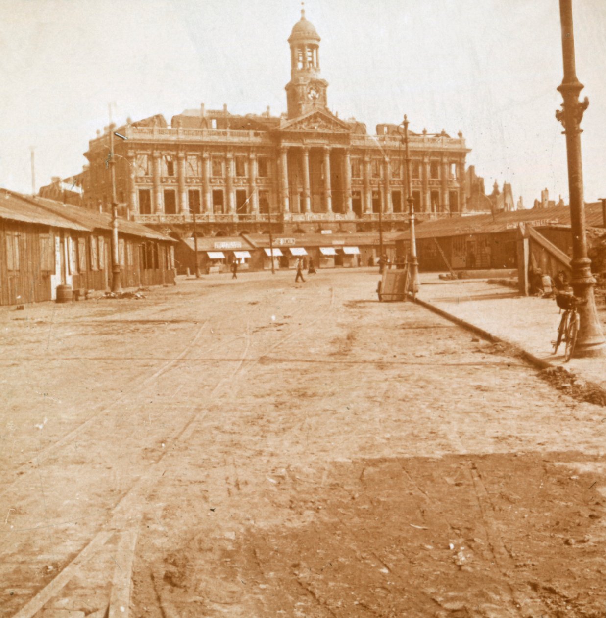 Câmara Municipal e praça principal, Cambrai, norte da França, c1914-c1918. de Unbekannt