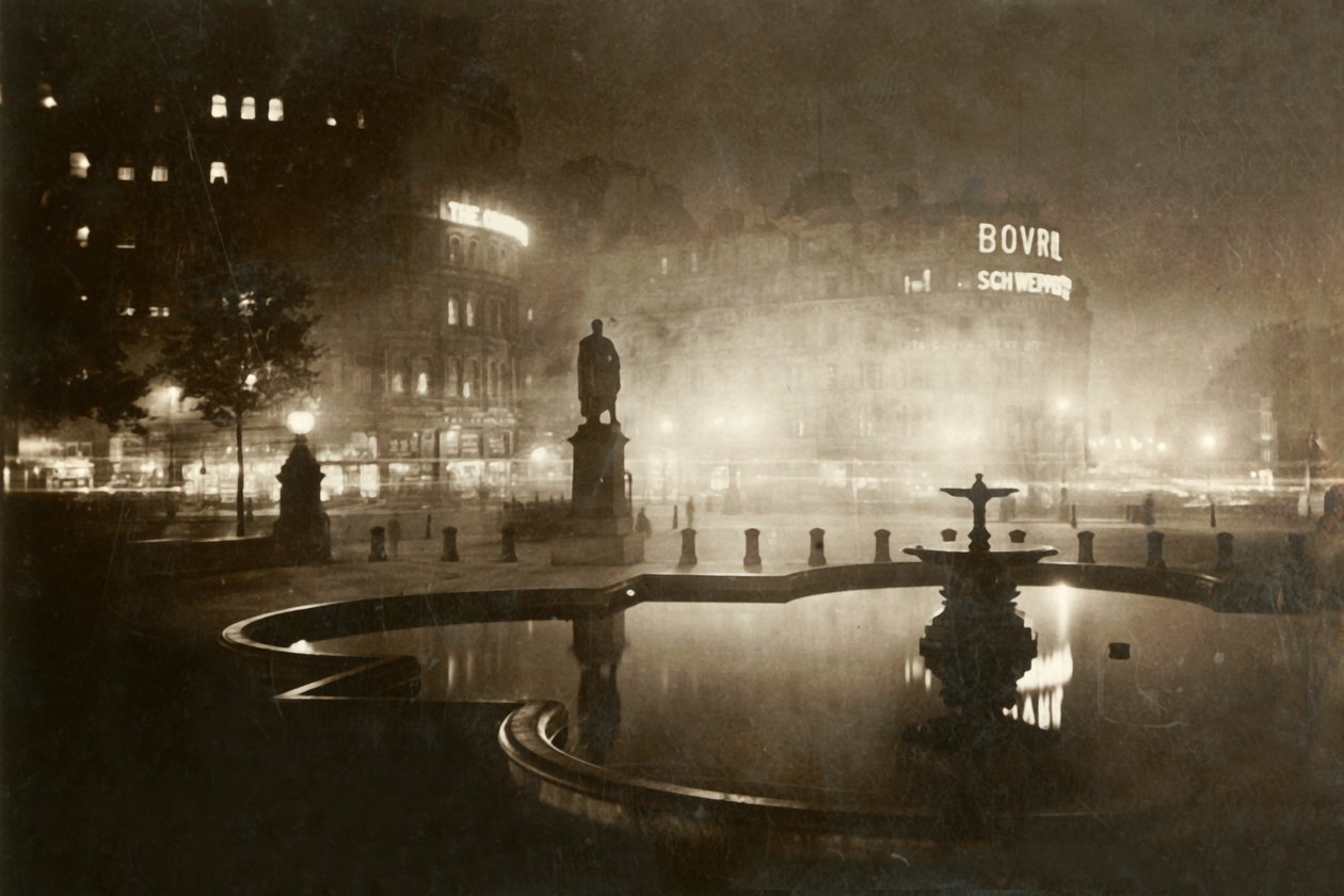 Trafalgar Square. Olhando para Charing Cross. Londres à noite, 1928. de Unbekannt