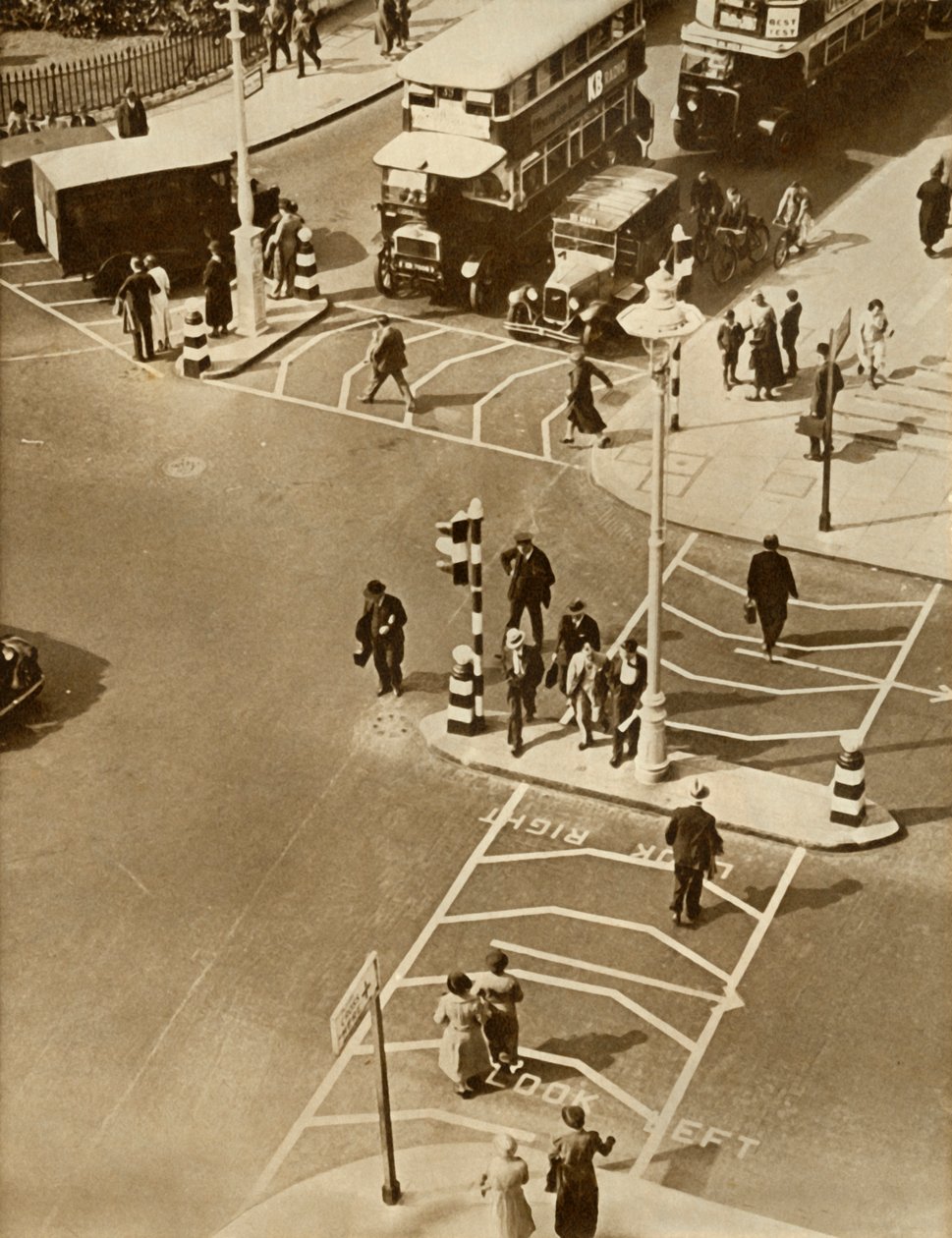 Tráfego e pedestres em Trafalgar Square, Londres, 1935. de Unbekannt