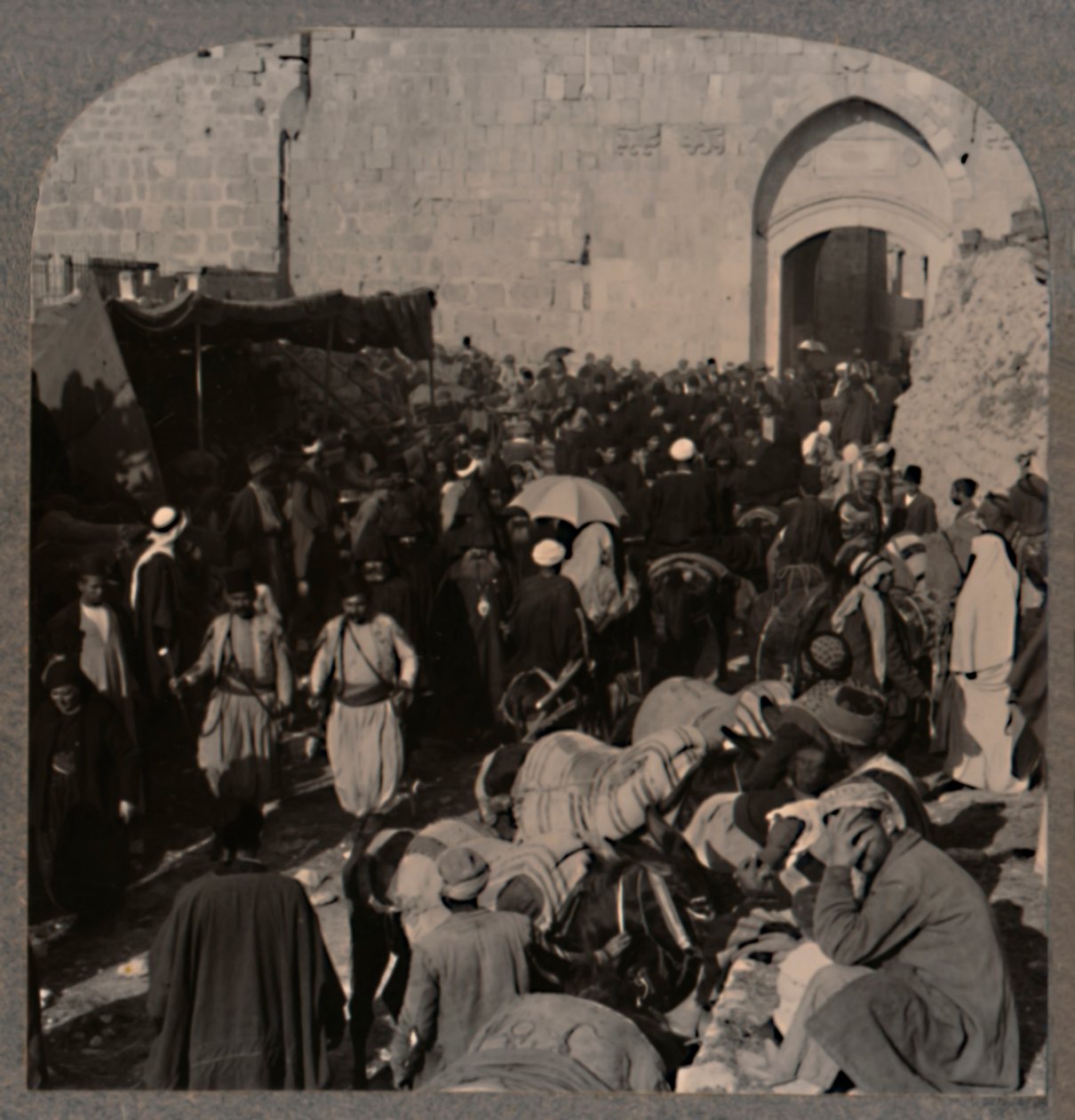 Tráfego por St. Stephens Gate, Jerusalém, c1900 de Unbekannt