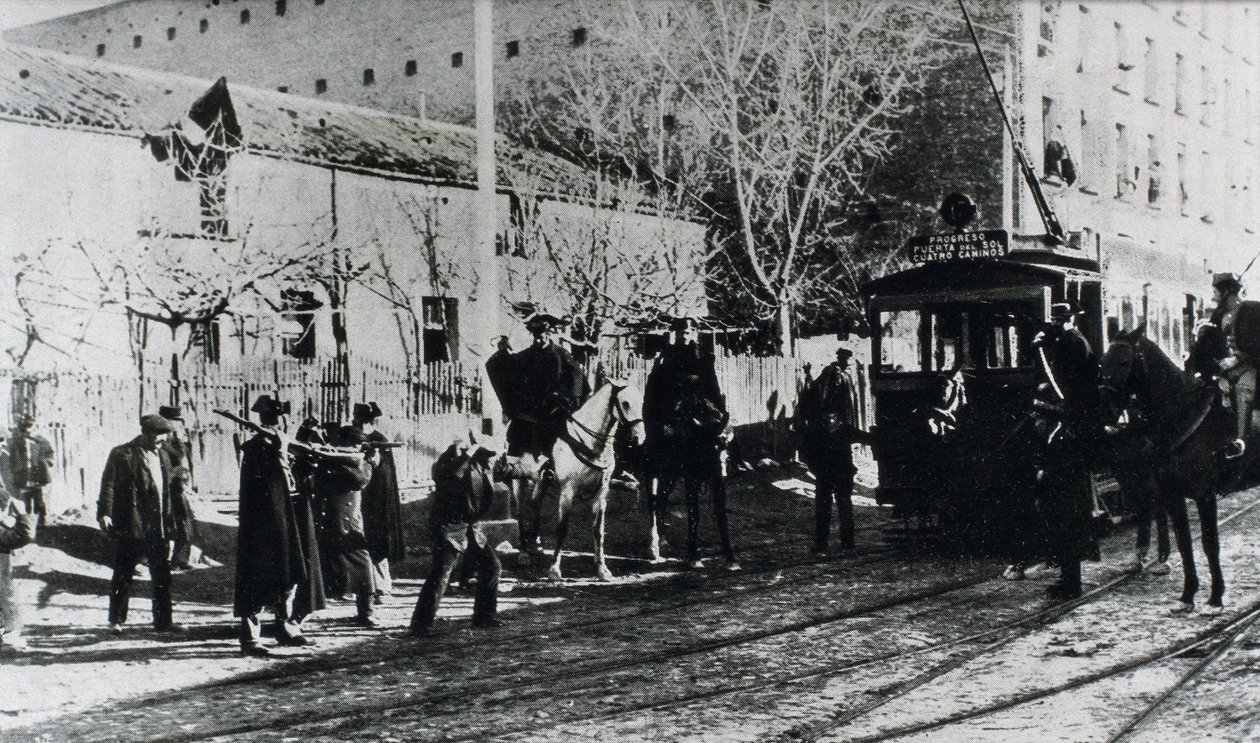 Greve do bonde em Madri, a guarda civil acusa os grevistas que tentam parar um bonde, publicado na revista "Nuevo Mundo", de dezembro de 1919 (foto a p/b) de Unbekannt