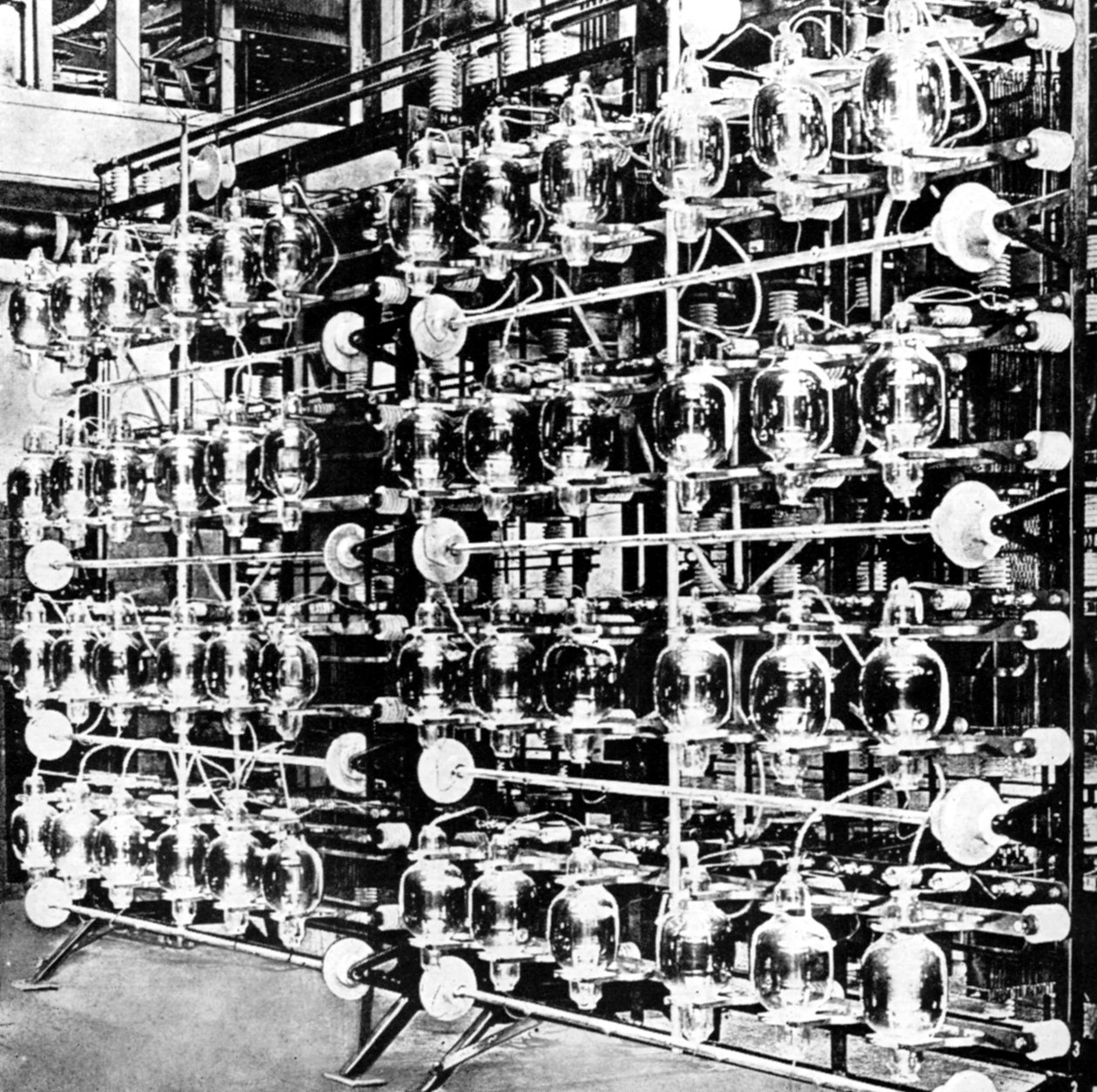 Válvulas transmissoras na estação Marconi em Carnarvon, Gwynedd, 1926 de Unbekannt