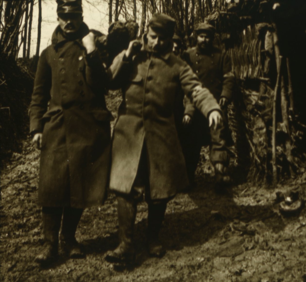 Transportando os feridos, c1914-c1918 de Unbekannt