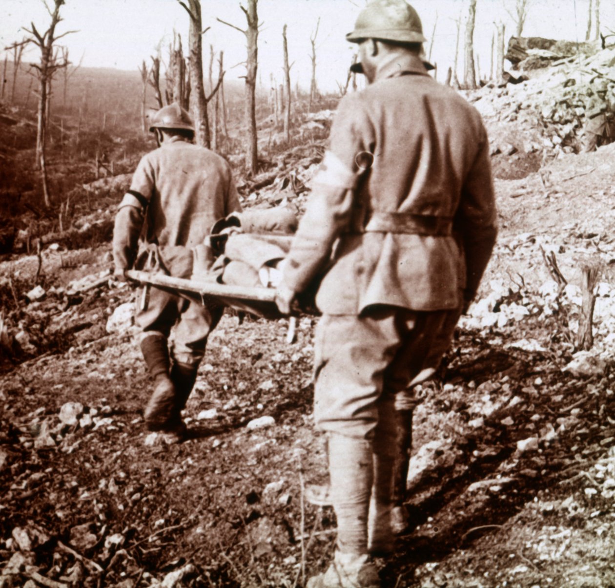 Transportando os feridos, Chemin des Dames, norte da França, c1914-c1918. de Unbekannt