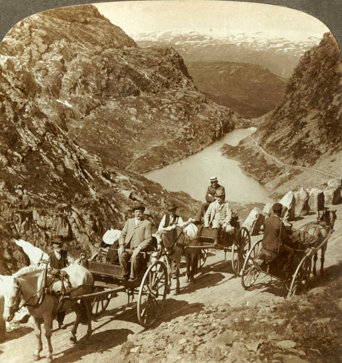 Viajantes na estrada da montanha através da ravina selvagem de Seljestad, Noruega, c1905. de Unbekannt