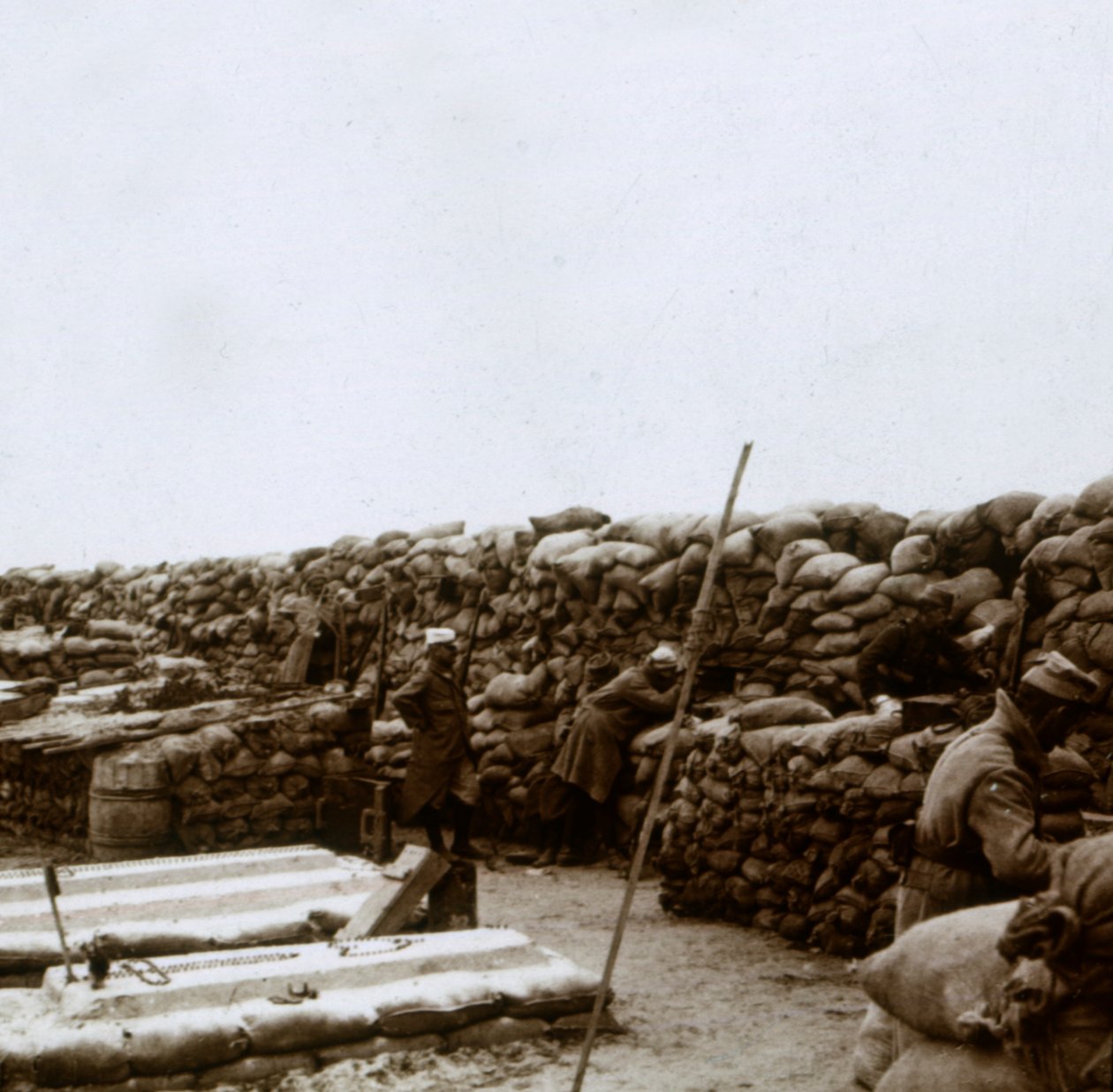 Trincheiras em Mamelon Vert, Nieuwpoort, Flandres, Bélgica, c1914-c1918 de Unbekannt