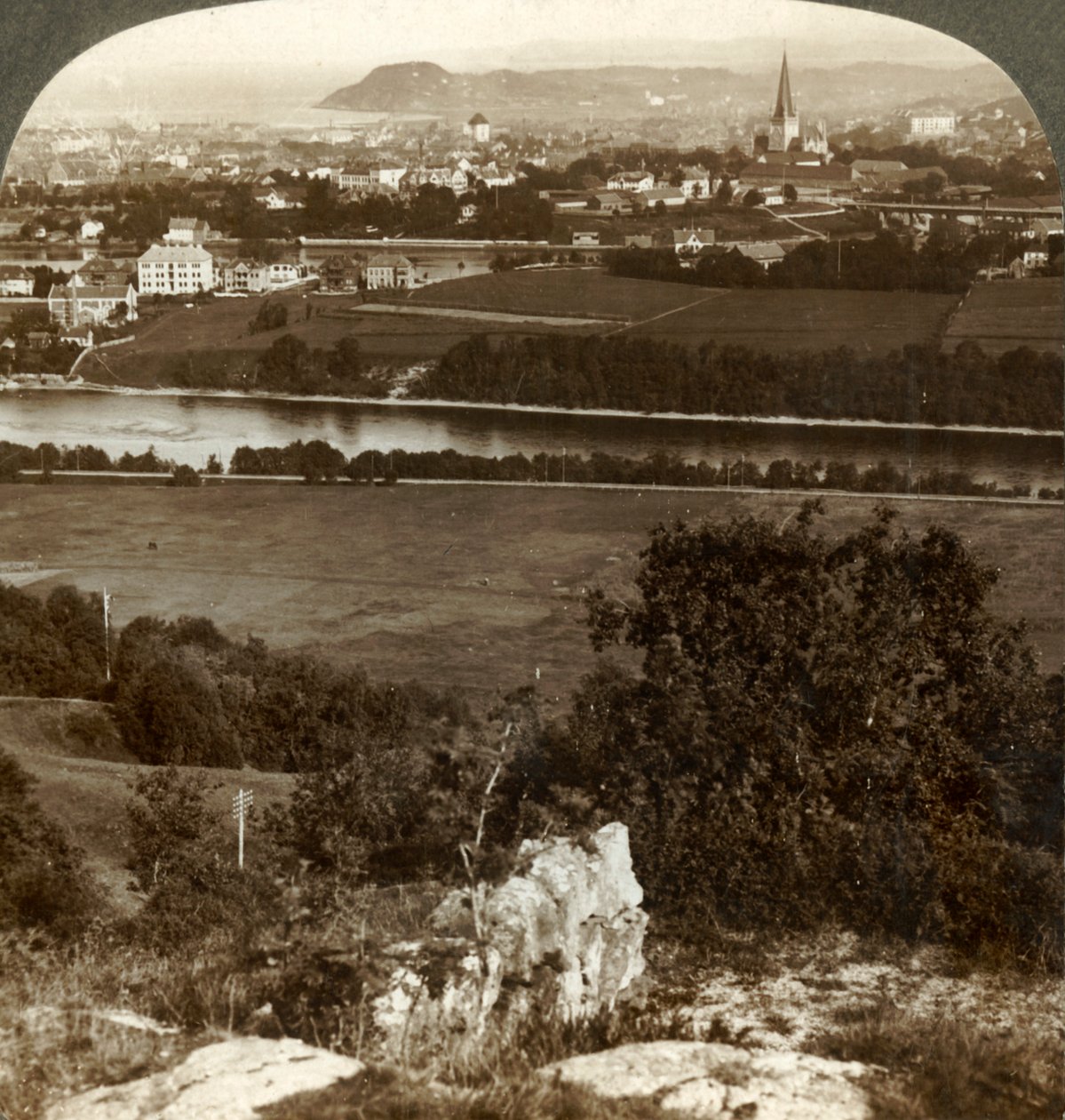 Trondhjem, suas casas, armazéns e catedral, entre o rio Nid e o Fiorde, Noruega, 1905. de Unbekannt