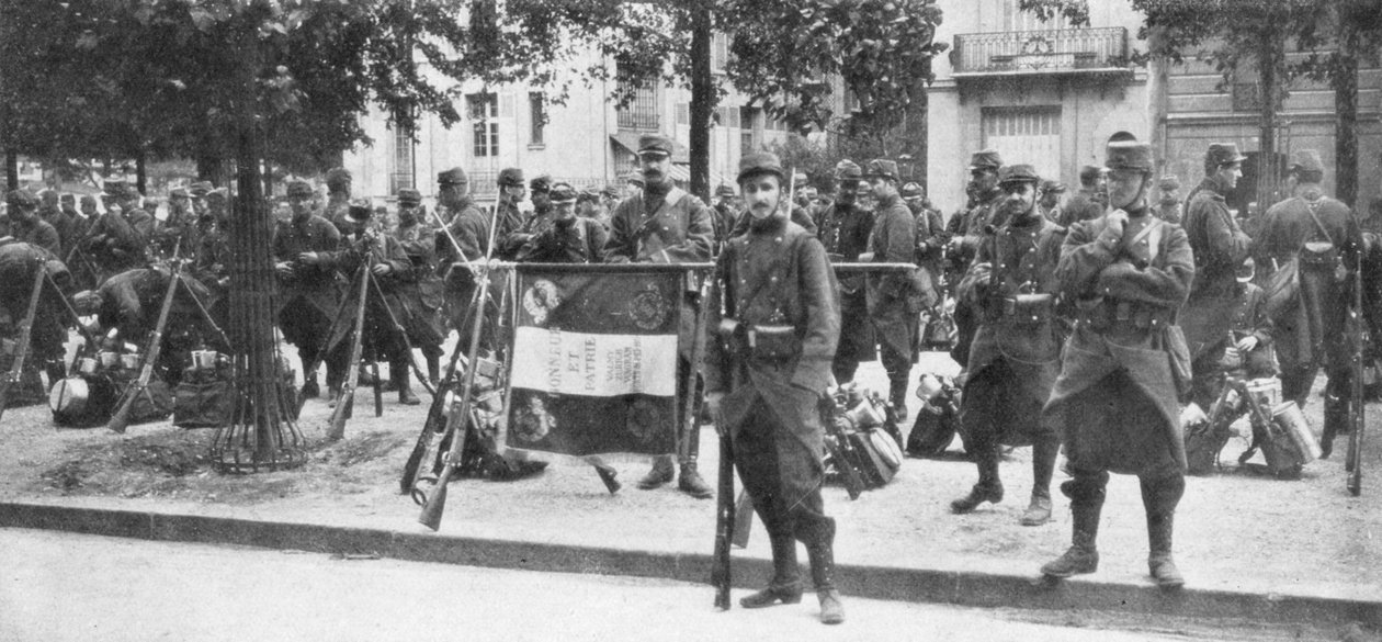 Tropas e bandeira da 102.ª infantaria francesa, Saint-François-Xavier, Paris, França, agosto de 1914 de Unbekannt