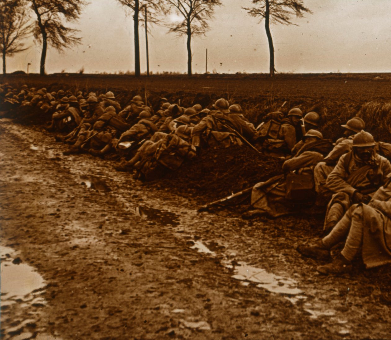 Tropas ao lado da estrada, c1914-c1918 de Unbekannt