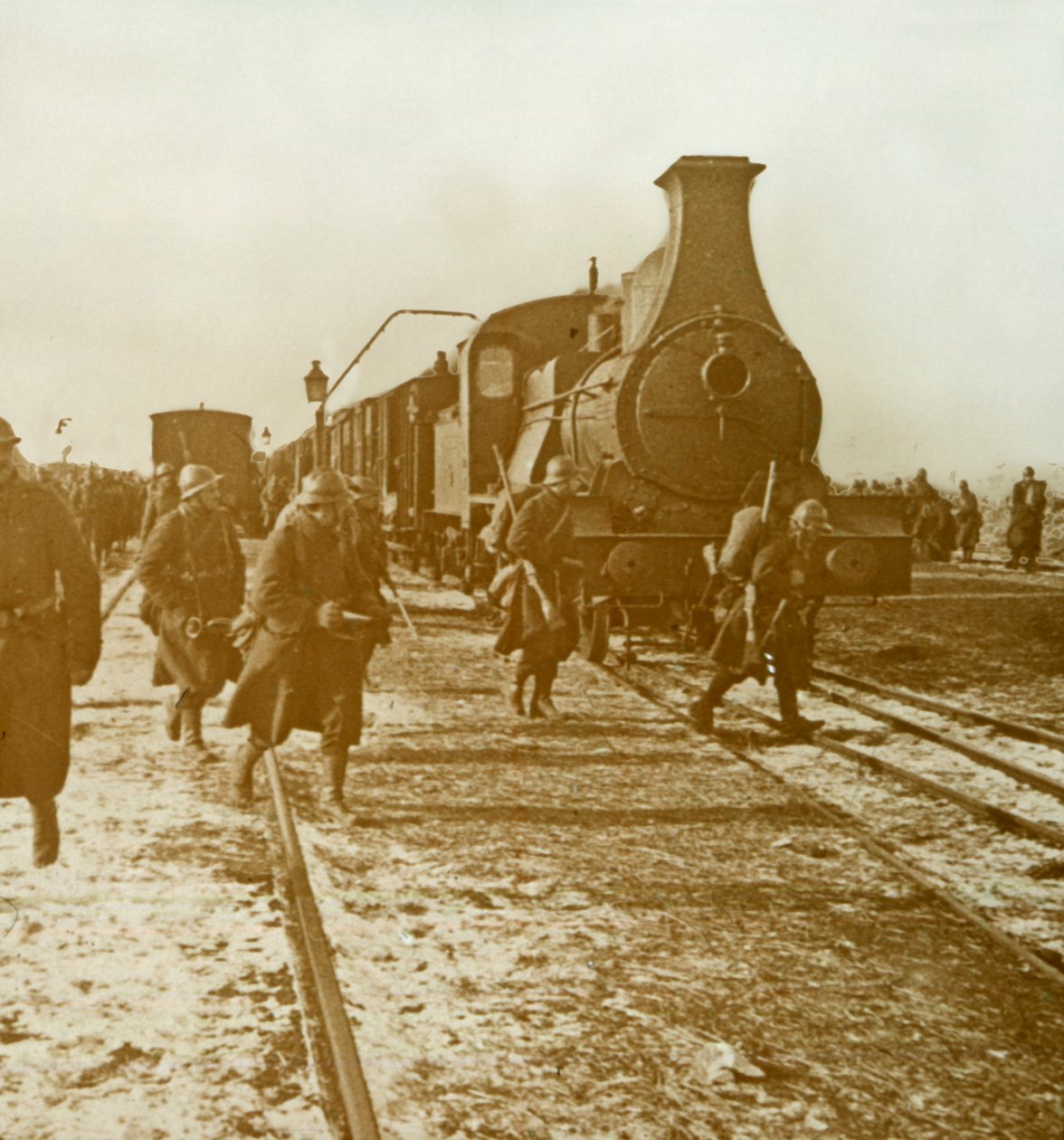 Tropas que desembarcam do trem a vapor, c1914-c1918 de Unbekannt