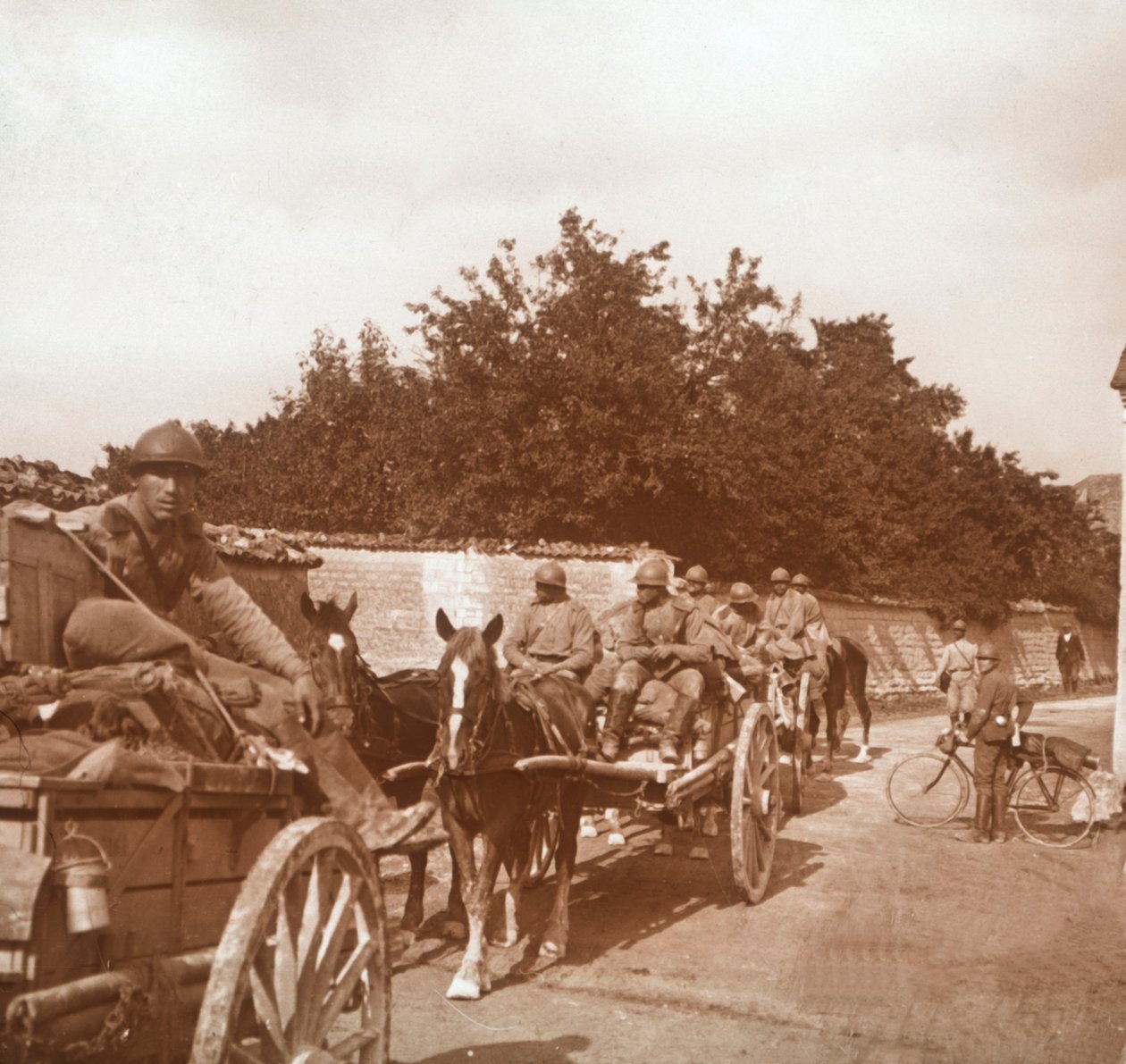 Tropas em carros puxados a cavalo, Raux, França, c1914-c1918 de Unbekannt