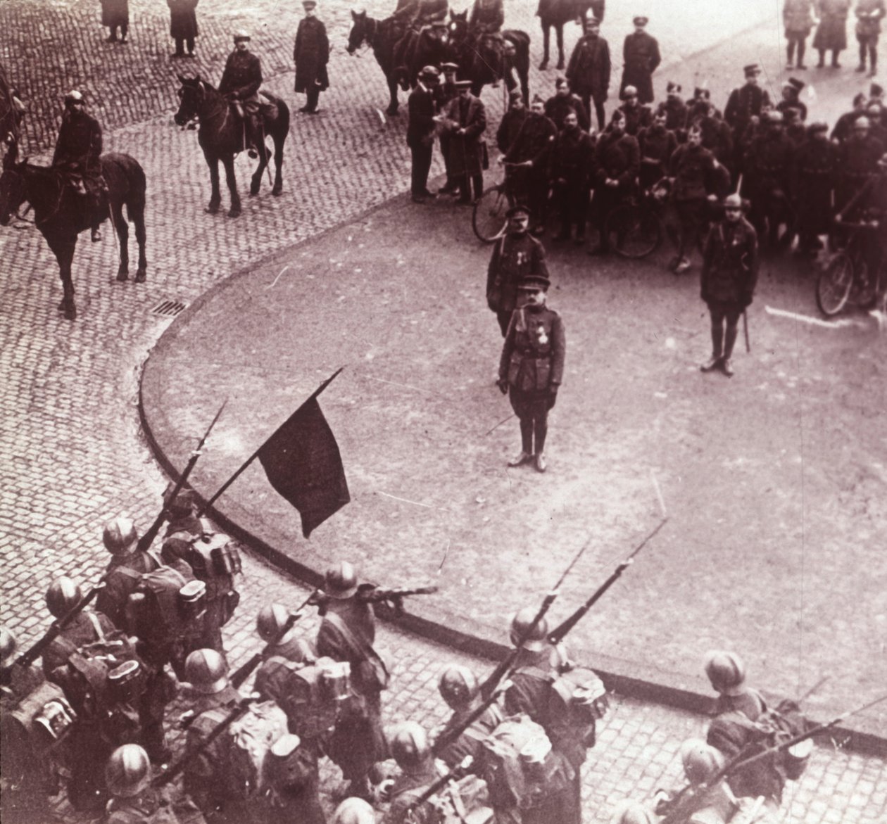 Tropas marchando, Aachen, Alemanha, c1914-c1918 de Unbekannt
